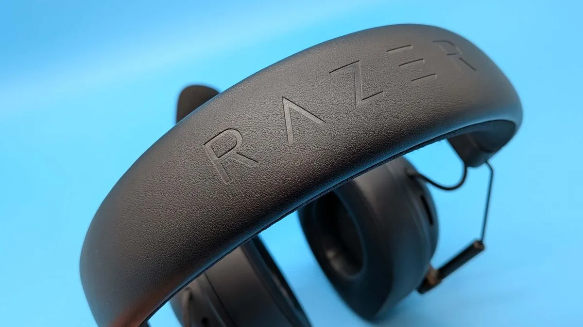 Image 34: Razer BlackShark V3 gaming headset on a blue blackground
