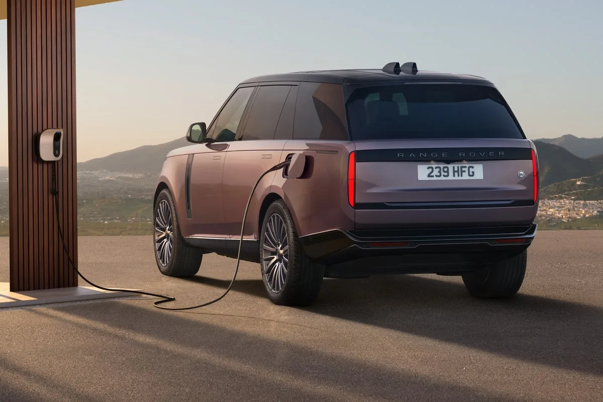 Pirmais elektriskais Range Rover sola 599 km nobraukumu un uzlādi 22 minūtēs