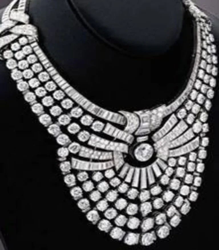 Image 34: 4m necklace stolen by thieves
