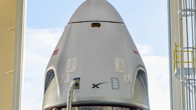 SpaceX pirms Crew-13 starta veic nebijušu remontu ar degvielu uzpildītā kuģī