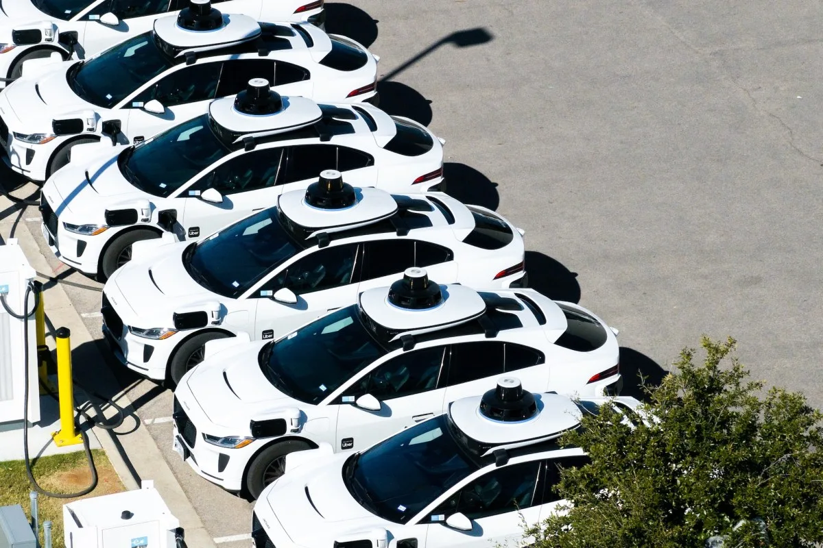 Waymo robotaksi flote divos gados sasniegusi aptuveni 4000 auto, taču izaugsme koncentrējas divos štatos