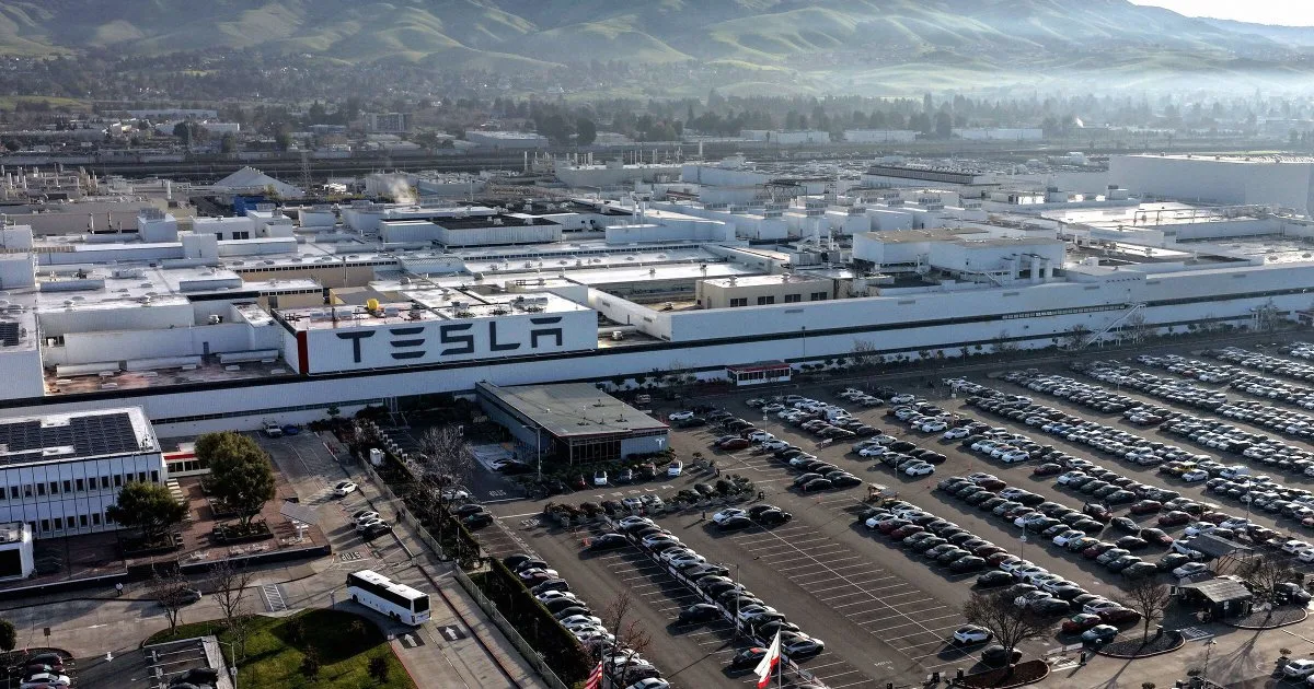 Tesla rūpnīca Kalifornijā plāno 13 reižu palielināt smago metālu emisijas pie pamatskolas