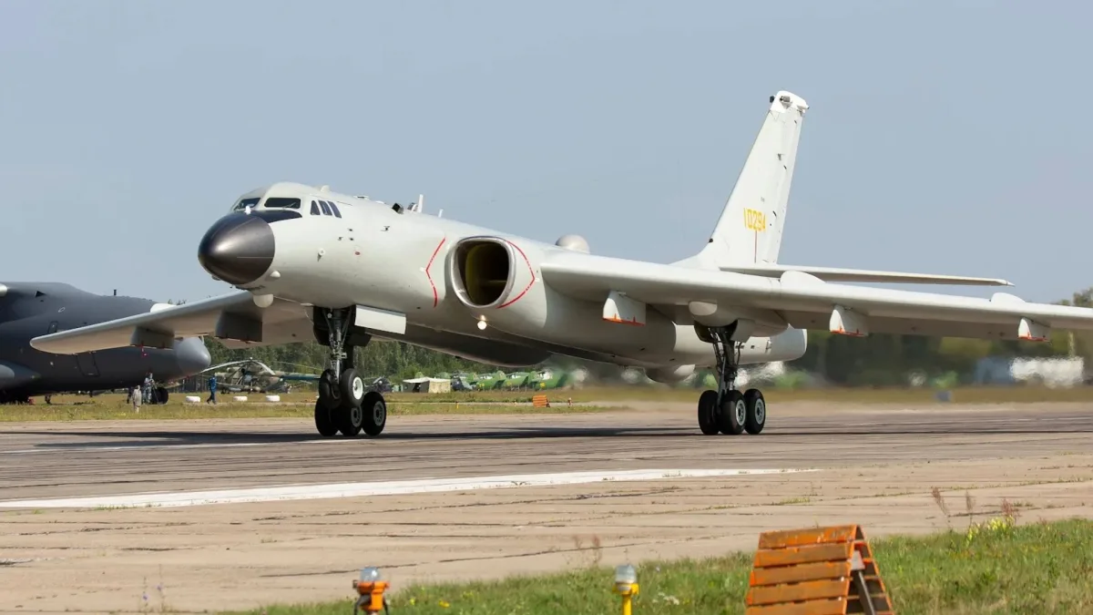 Ķīnas H-6K bumbvedējam pamanīti iespējamie elektroniskās karadarbības konteineri