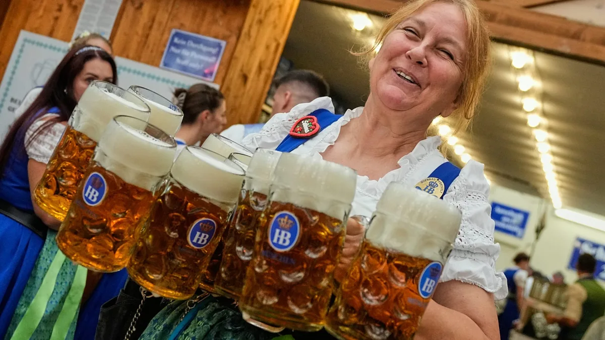 Video: Minhenē ar tradicionālo pirmo alus mucas atvēršanu sākas Oktoberfest