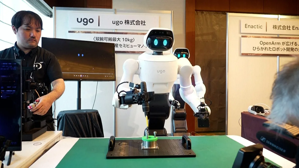 Video: Tokijā demonstrē robotus, kas spēj sist naglas un urbt