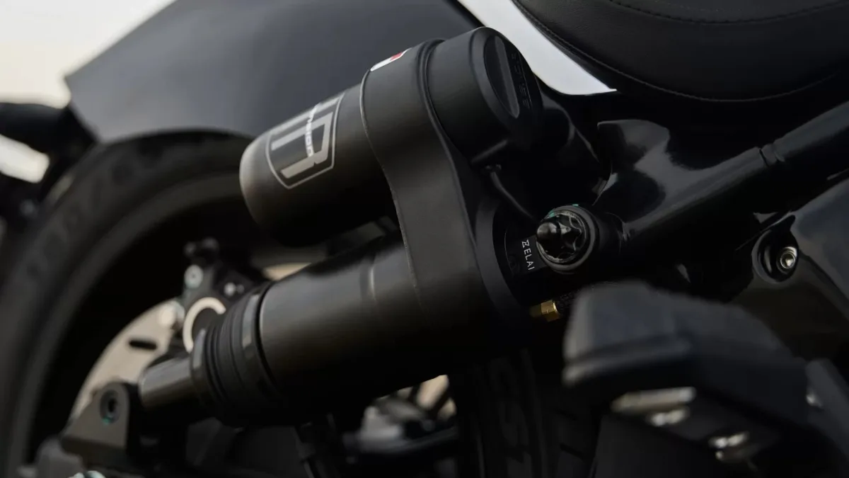 Ķīniešu V-twin motocikls iegūst adaptīvu pneimopiekari un pusautomātisku pārnesumu pārslēgšanu