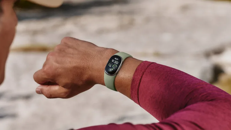 Google prezentē Fitbit Edge — viedaprocesi starp Pixel Watch 5 un Fitbit Air