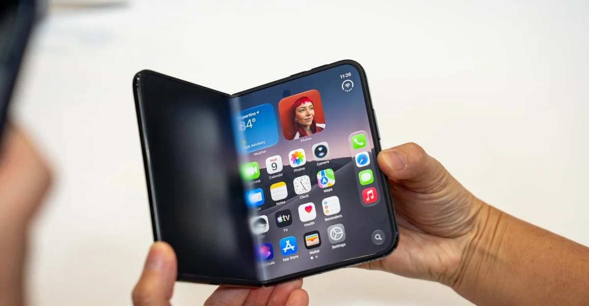 Apple paziņo par pirmo salokāmo iPhone — iPhone Duo