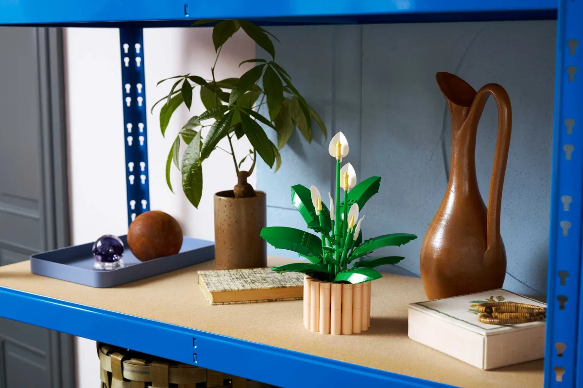 Image 16: LEGO Botanicals Peace Lily 11504 lifestyle shelf