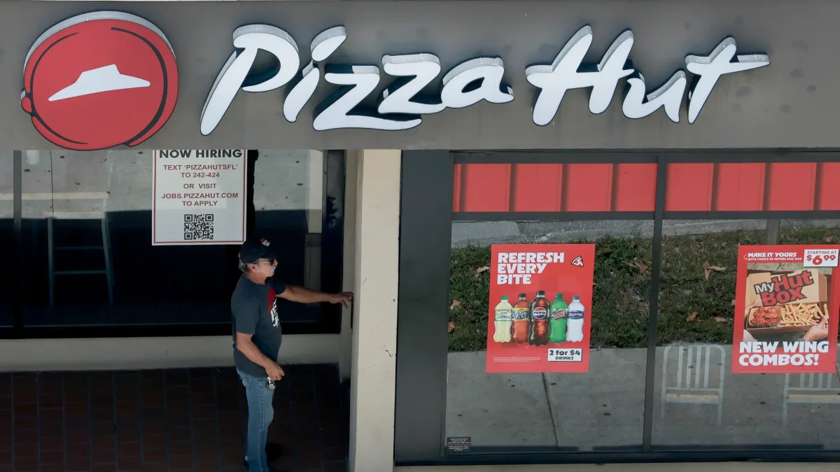 Pizza Hut uz futbola sezonu pārtop par vienkārši “Hut”