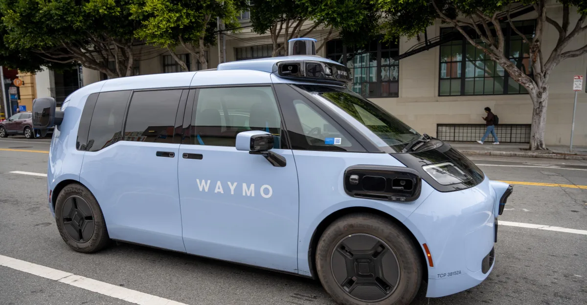 Waymo 2028. gadā plāno sākt robotaksometru pakalpojumu Singapūrā