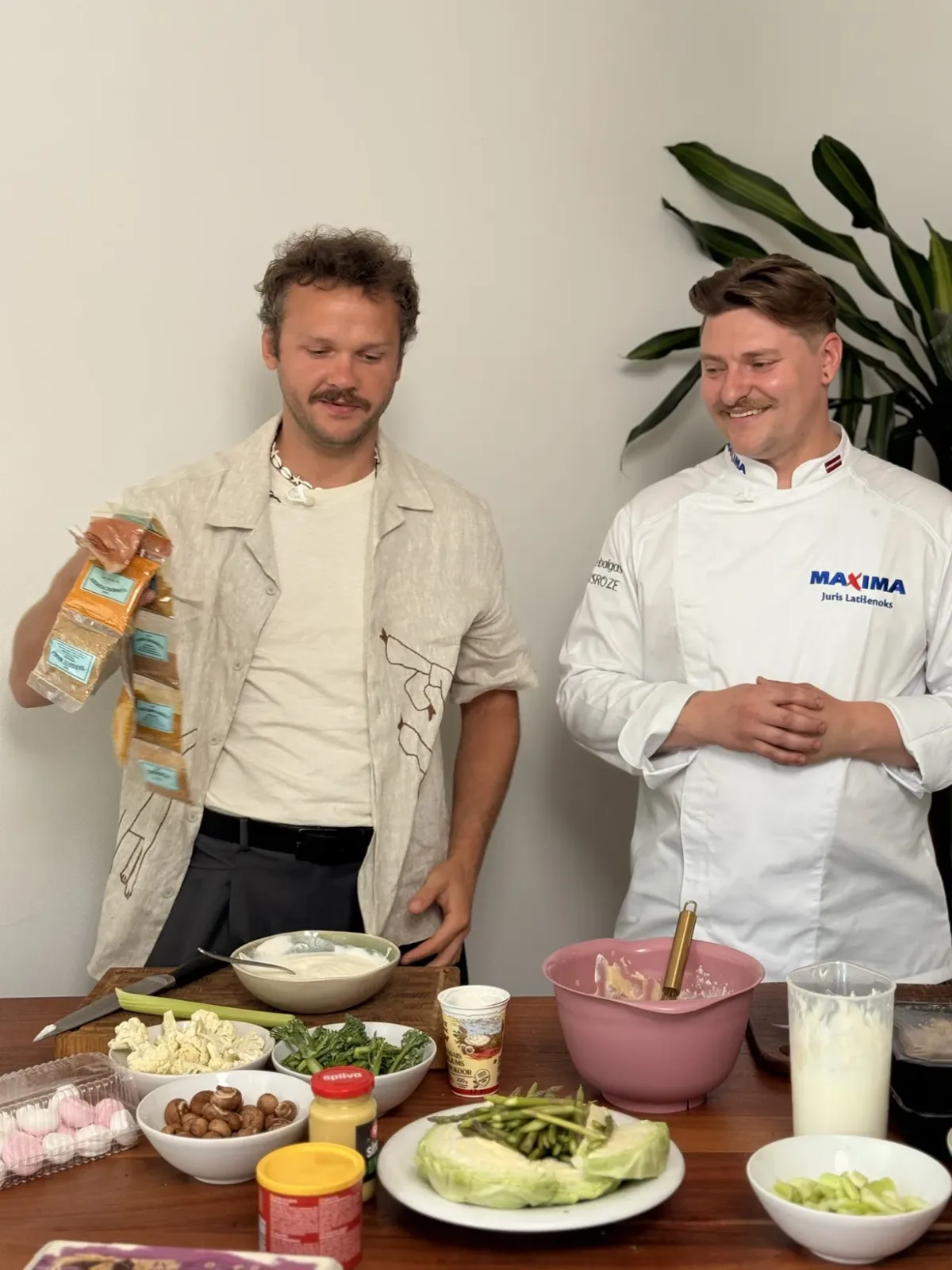 Rihards Sniegs kulinārijas šovā "Šefu gaidījāt?" Rihards Sniegs kulinārijas šovā "Šefu gaidījāt?" Foto: Publicitātes foto