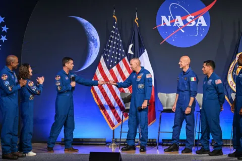 Artemis II komandieris un pilots kļūst par pirmajiem NASA astronautiem emeritiem