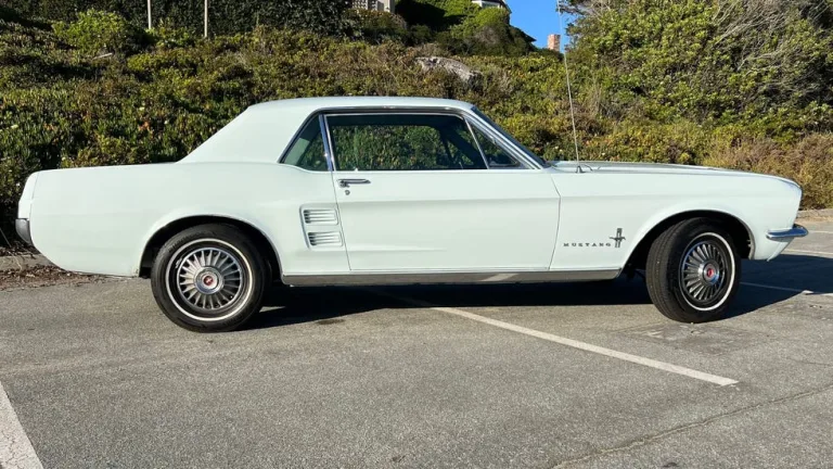 1967. gada Ford Mustang ar vairāk nekā 350 000 jūdžu nobraukumu joprojām turpina ceļu
