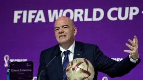 FIFA tiesā apsūdz UEFA nomelnošanas kampaņā saistībā ar plānu pārdot daļu Pasaules kausa ieņēmumu