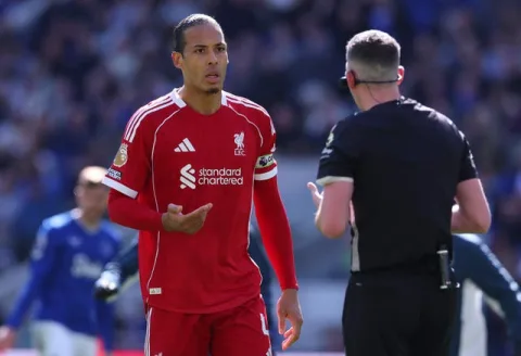 Alisons kļūst par Liverpool vicekapteini, taču kapteiņa apsēju nenēsās