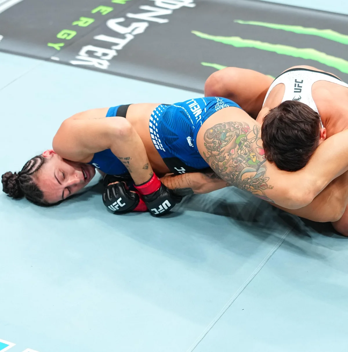 Image 12: UFC 331 video: Casey O’Neill scores spectacular armbar submission after nearly being choked out
