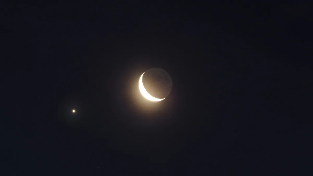 Rītausmā Mēness aizklās Jupiteru retā debesu parādībā