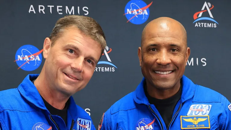 Artemis II komandieris un pilots kļūst par pirmajiem NASA astronautiem emeritiem