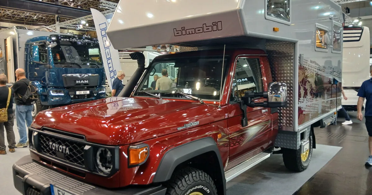 Toyota Land Cruiser bāzētais Bimobil EX 270 izceļas Diseldorfas kemperu izstādē