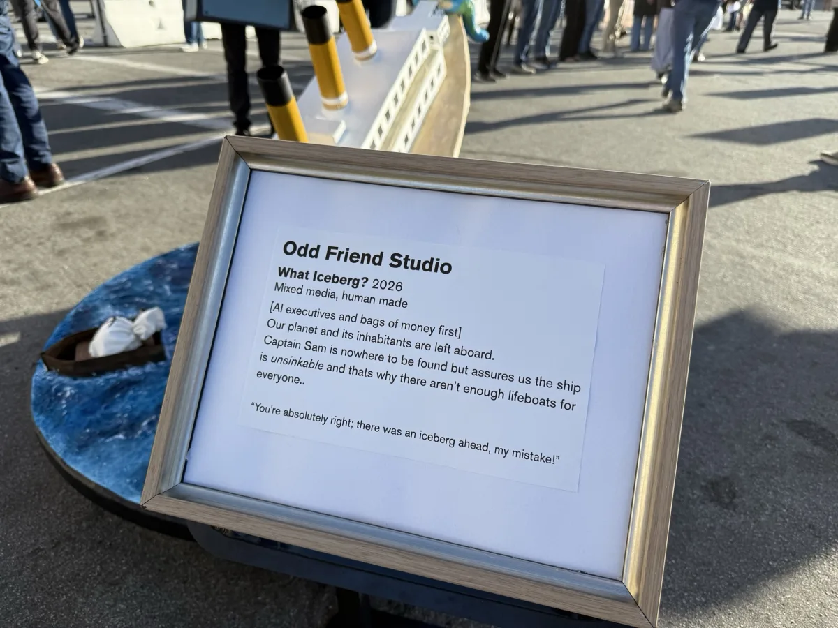 Pret OpenAI kļūst arvien radošāki: protestā izveido «Titānika» instalāciju