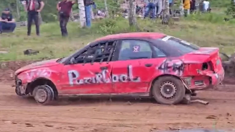 Latgalē pulcē desmitiem auto izturības šovā, kur uzvar tas, kurš turpina braukt