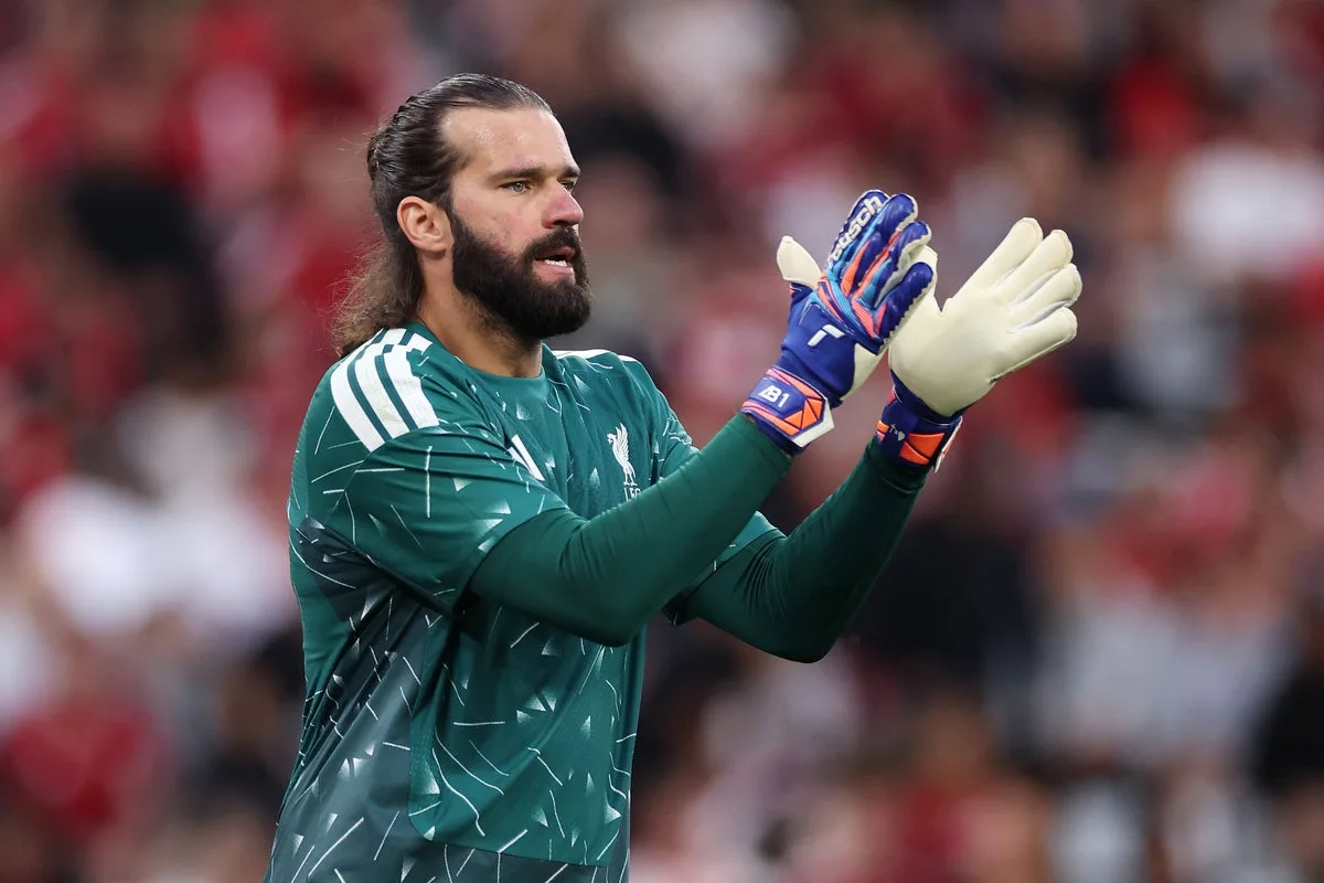 Alisons kļūst par Liverpool vicekapteini, taču kapteiņa apsēju nenēsās