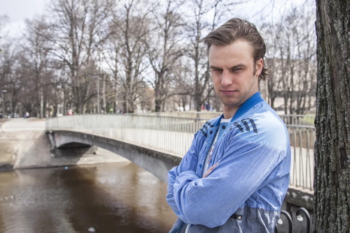 Kasparam Dumburam sevi uz lielā ekrāna skatīties nav viegli