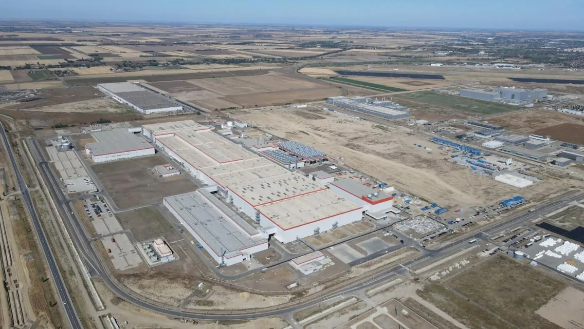 CATL sāk izmēģinājuma ražošanu jaunajā 100 GWh akumulatoru rūpnīcā Ungārijā