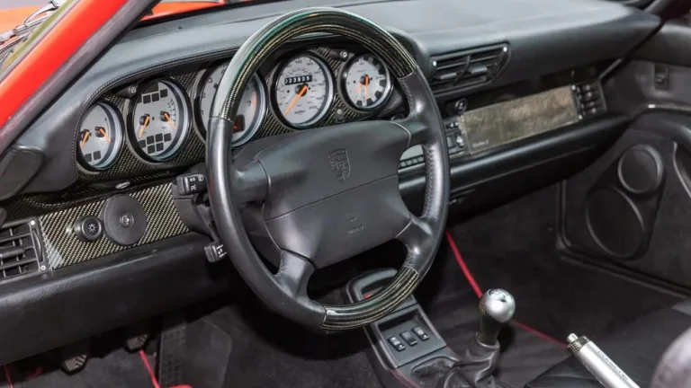 1997. gada Porsche 911 Turbo S, kas līdzinās Maikla Džordana automobilim, izlikts izsolē