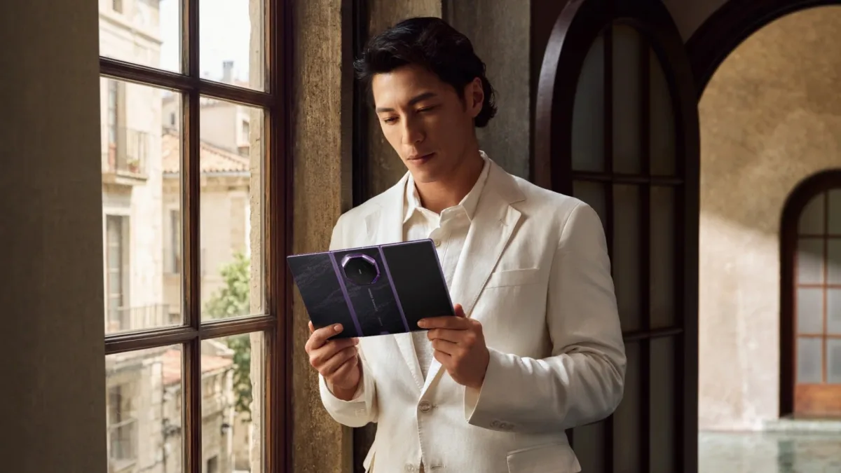 A photo of a person with Huawei's new Mate XT 2. © Huawei