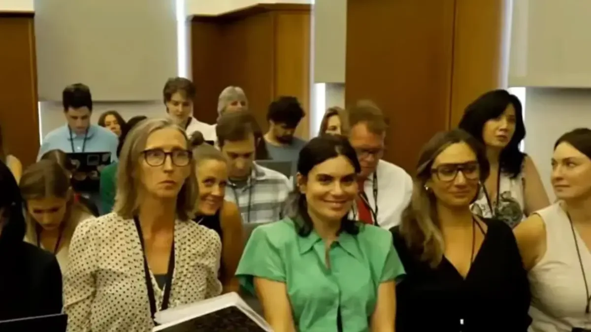 Žurnāliste skaidro smaidu bērnu nāves lietas tiesas sēdē pēc asās interneta reakcijas