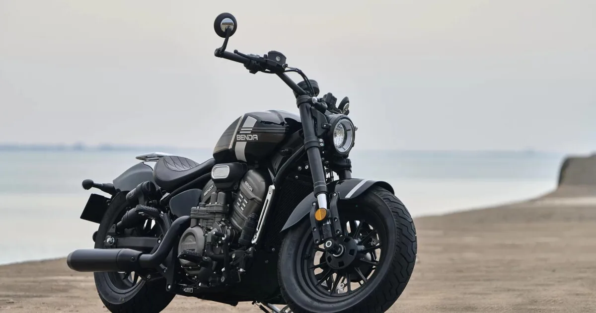 Ķīniešu V-twin motocikls iegūst adaptīvu pneimopiekari un pusautomātisku pārnesumu pārslēgšanu