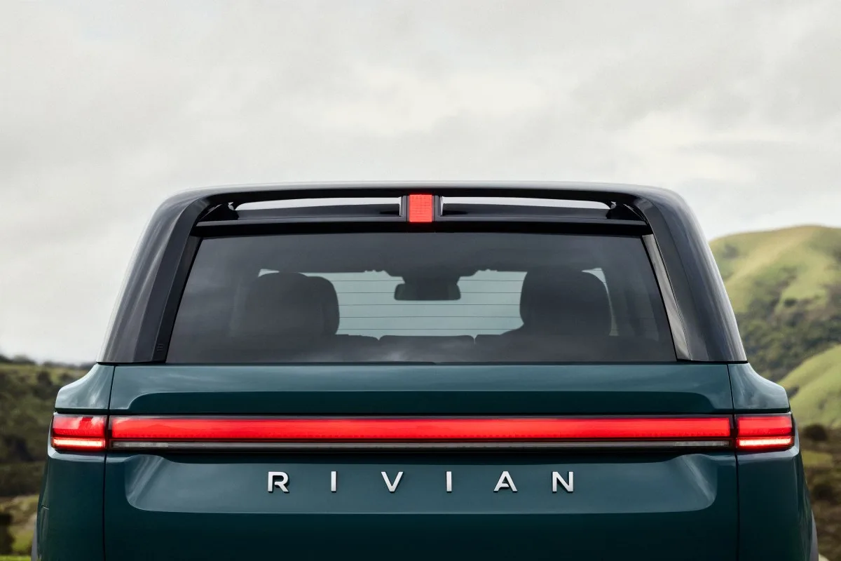 Rivian trešajā ceturksnī sasniedzis rekordpārdošanu, lielā mērā pateicoties R2
