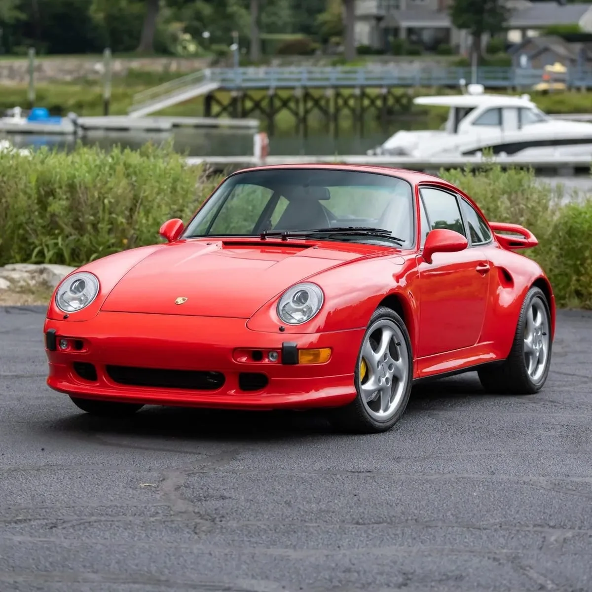 1997. gada Porsche 911 Turbo S, kas līdzinās Maikla Džordana automobilim, izlikts izsolē