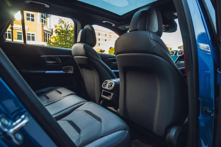 Mercedes-AMG GLC53 salīdzinājumā pārspēj BMW X3 M50
