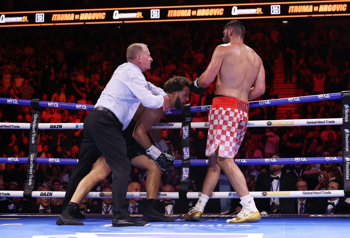 Image 6: Referee Howard Foster stops the fight as Moses Itauma’s corner throw in the towel