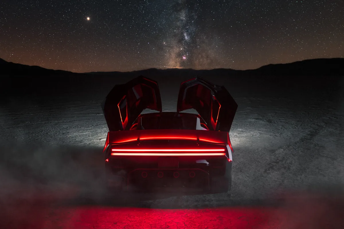Tesla parādījusi lidojošo Roadster ar SpaceX dzinējiem, piegādes solot 2028. gadā