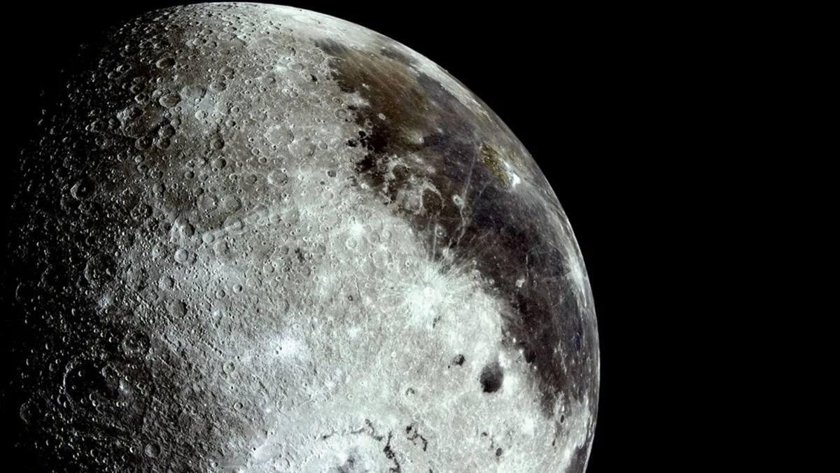 NASA ziņojums: Artemis II astronauti uz Mēness saskatījuši dzeltenus, zaļus un “purvam līdzīgus” toņus