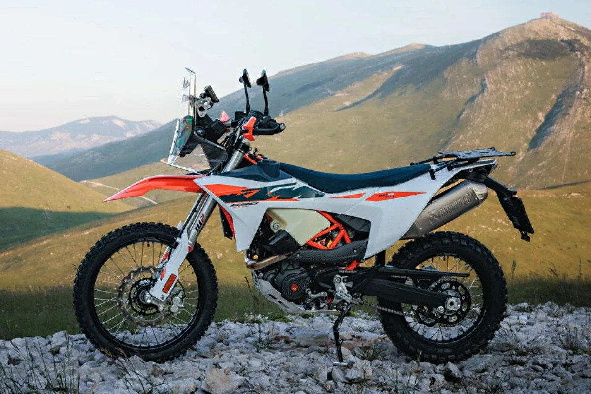 KTM atgriežas pie saknēm ar 690 Rally rallija motociklu