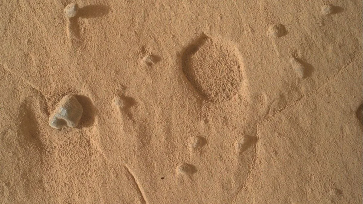 NASA zonde uz Marsa atklāj neparastus seklus iedobumus, kuru izcelsme joprojām nav skaidra