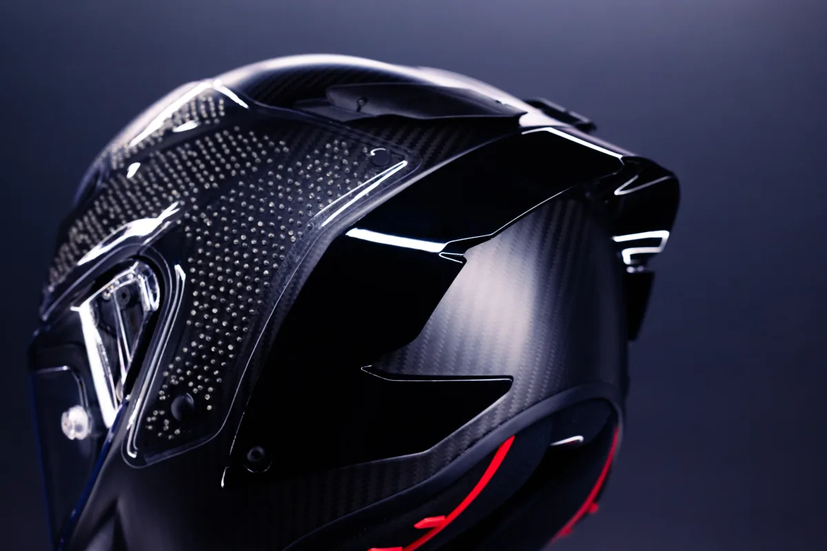 The Pista GP R3 is compliant with the latest FIM FRHPhe-02 standard