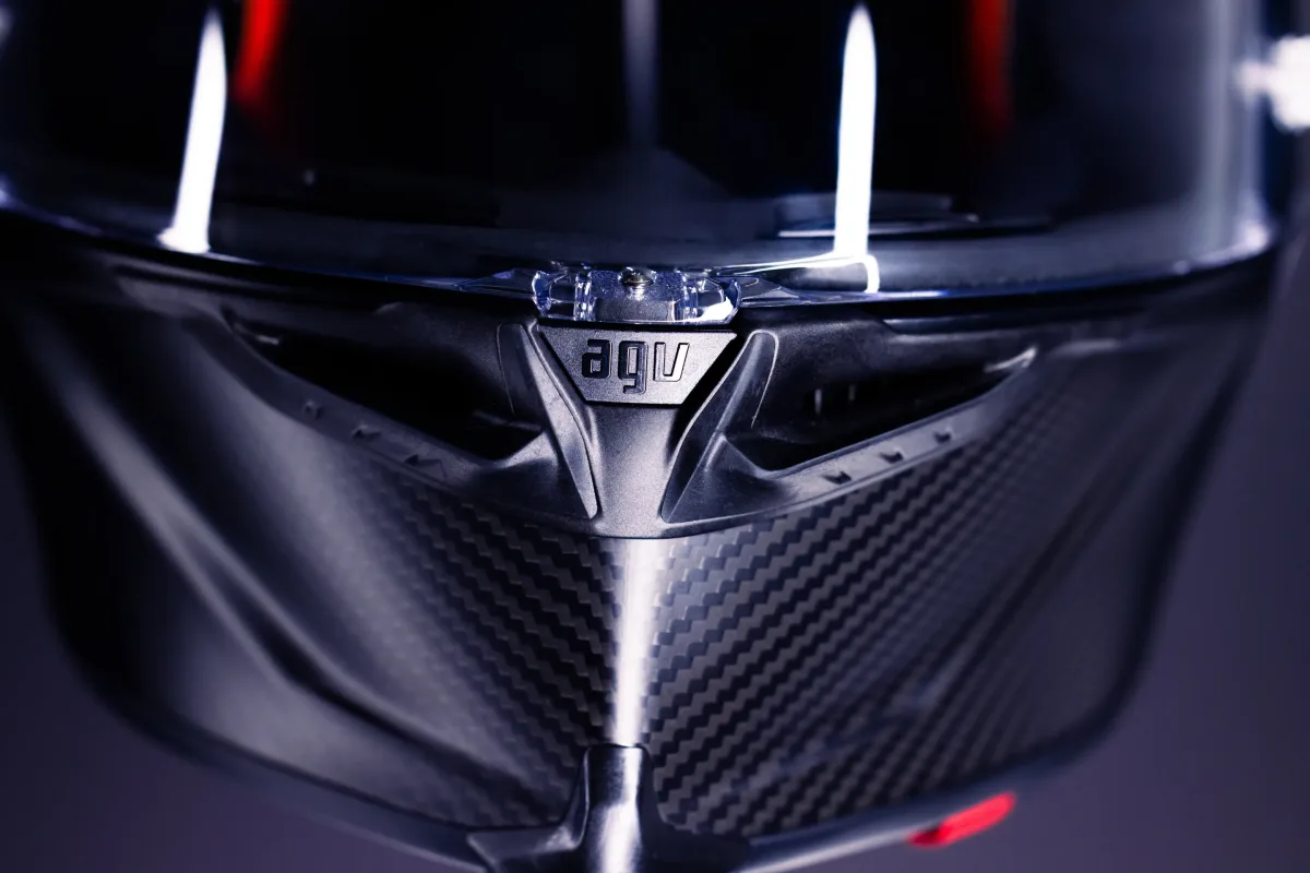 AGV Pista GP R3 motociklista ķiverē MIPS tipa tehnoloģija pārvietota uz ārpusi