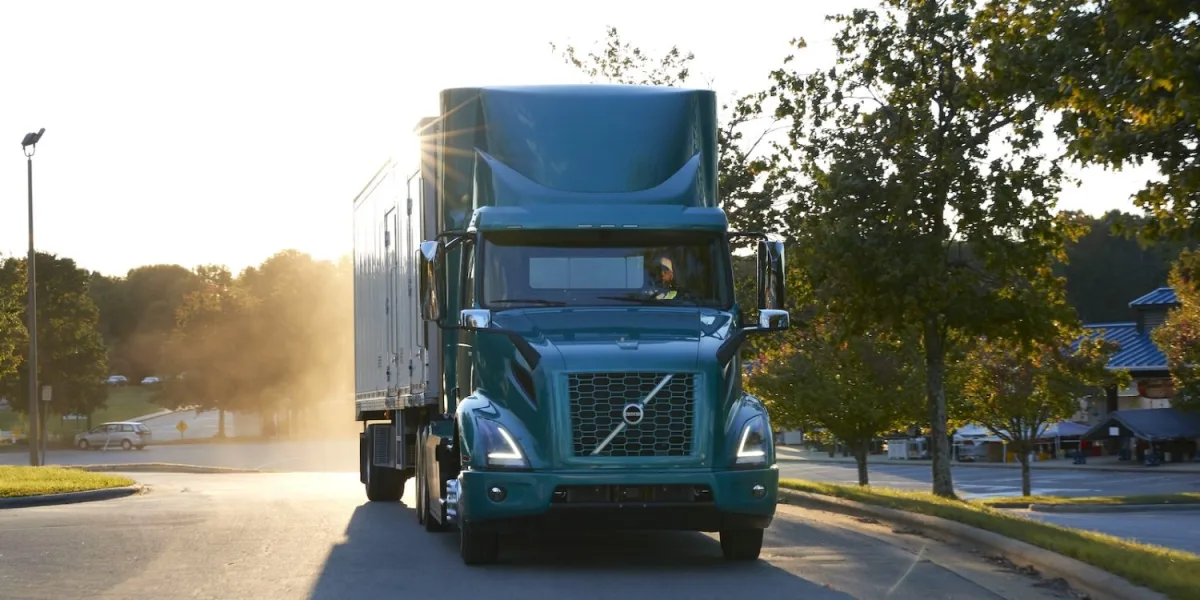 Bronksā pārtikas glābšanai sāks izmantot trīs elektriskos Volvo VNR kravas auto