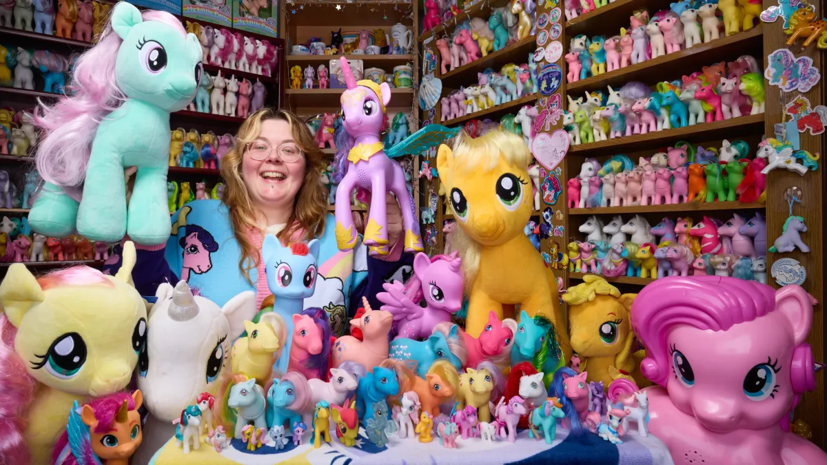 Lielbritāniete kolekcijas dēļ pārcēlās uz citu māju: viņai pieder vairāk nekā 7000 “My Little Pony” priekšmetu