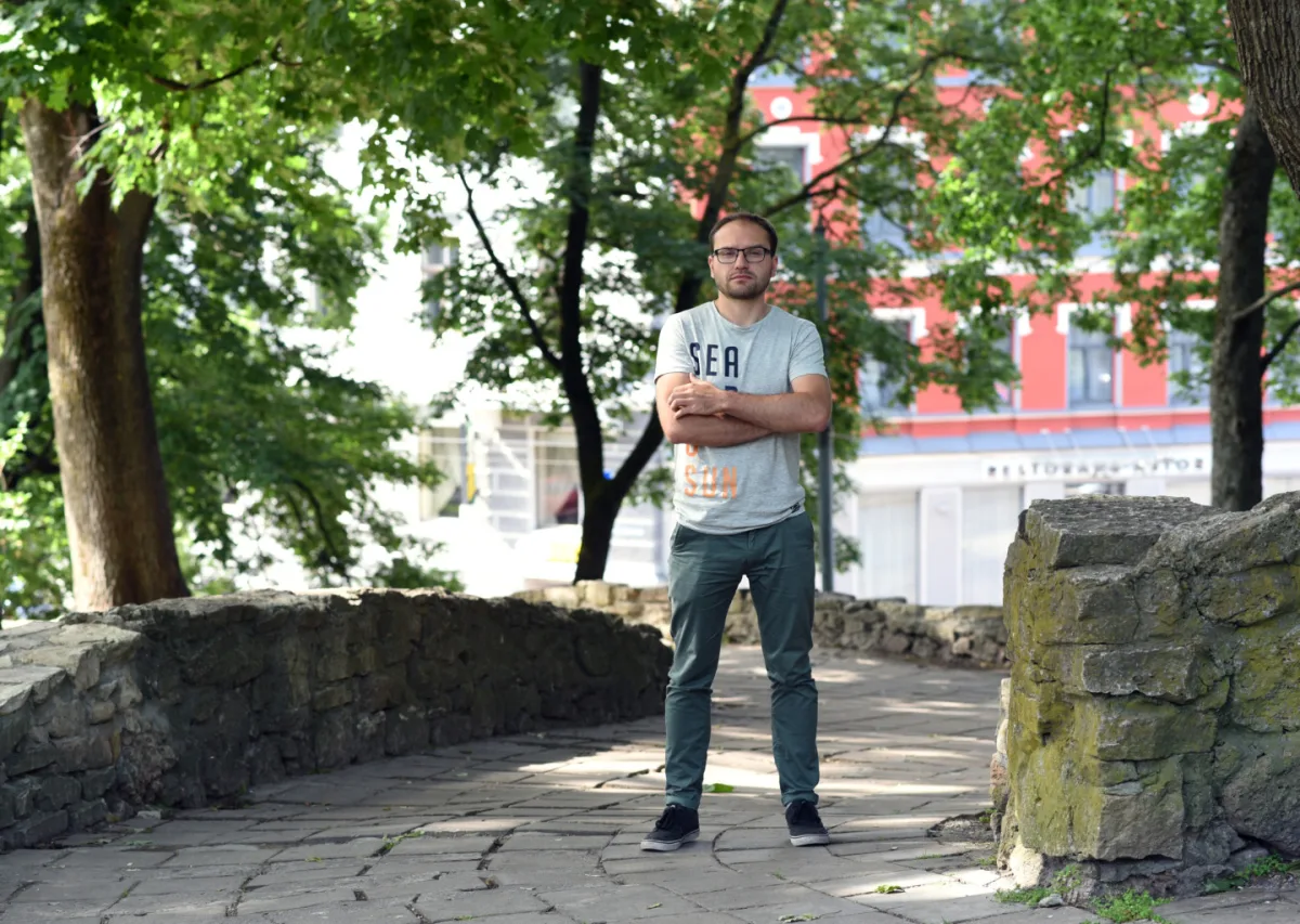 Skatītāji ar humoru satraukušies par Tomu Brici: meteorologs ekrānā redzams vienā uzvalkā