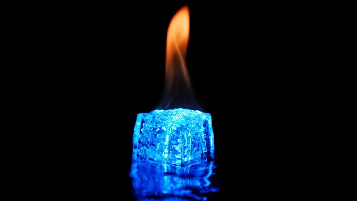 Zinātnieki atklāj jaunu ledus formu temperatūrā virs 2000 grādiem
