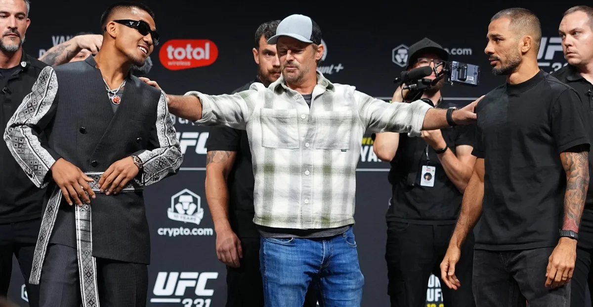 Džošua Vans smaida preses konfrontācijā pirms UFC 331 cīņas ar Aleksandru Pantoju