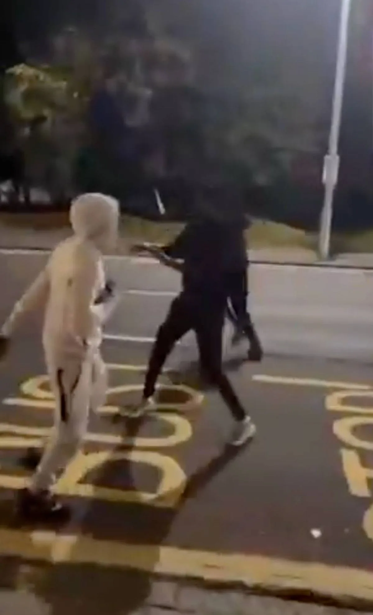 Glāzgovā ielu bandu kautiņā vīrietis guvis grieztas brūces