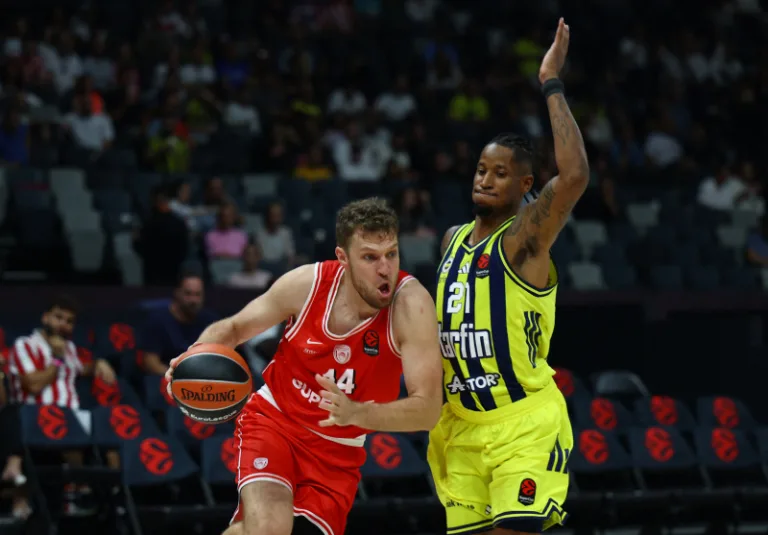 “Olympiacos” dramatiskā cīņā pieveic “Fenerbahce” un sasniedz Eirolīgas Superkausa finālu